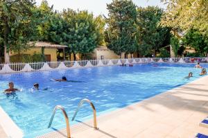 Bazén v ubytování Hotel Baia Del Sole nebo v jeho okolí