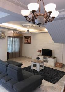 TV a/nebo společenská místnost v ubytování Bukit Tinggi, Klang- Cozy home