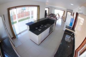 - une vue aérienne sur une cuisine avec un comptoir dans l'établissement Casa Flecha, à Canoa Quebrada