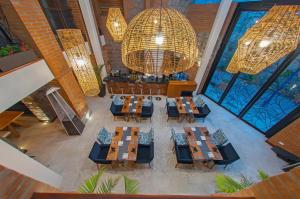 Draufsicht auf ein Restaurant mit Tischen und Stühlen in der Unterkunft Hotel Otavalo by Art Hotels in Otavalo