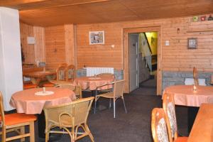 Reštaurácia alebo iné gastronomické zariadenie v ubytovaní Hostel Fortuna