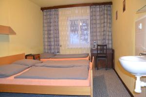 Posteľ alebo postele v izbe v ubytovaní Hostel Fortuna
