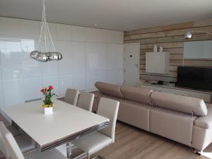 ein Esszimmer mit Tisch und Couch in der Unterkunft Las Colinas Golf in Orihuela