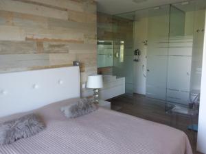 オリフエラ・コスタにあるLas Colinas Golfのベッドルーム1室(ベッド1台、シャワー、バスルーム付)