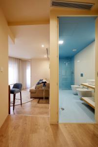ein Wohnzimmer mit einer großen Glastür zu einem Bad in der Unterkunft Signature Apartments Os Terceiros in Braga