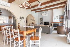 GħasriにあるTwilight Holiday Homeのキッチン、リビングルーム(テーブル、椅子付)