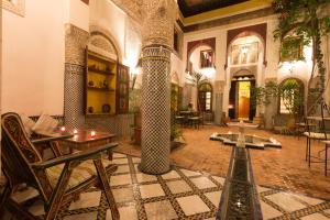 En restaurant eller et andet spisested på Riad El Ma