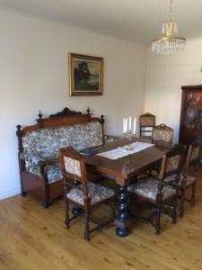 uma sala de jantar com uma mesa de madeira e cadeiras em Ameriden Bed and Breakfast em Ullared