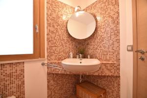 Et badeværelse på Luxury Villa Marina di Ragusa + 24 billeder