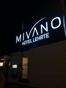 un panneau indiquant une latrine d'hôtel la nuit dans l'établissement Hotel Mivano Lehrte, à Lehrte