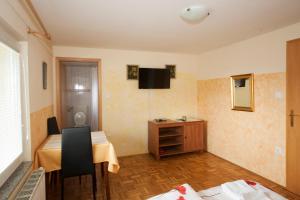 TV a/nebo společenská místnost v ubytování Guest House Čelan