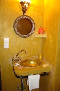 A bathroom at Riad Menthe Et Citron