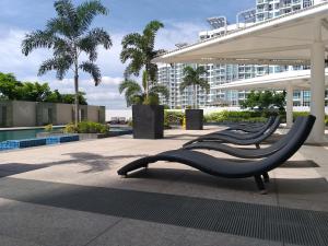 Бассейн в Mactan Newtown with Sun Set and Garden View или поблизости