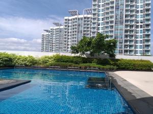 Бассейн в Mactan Newtown with Sun Set and Garden View или поблизости