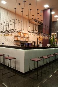 um bar com uma fila de bancos num restaurante em Gran Hotel Arrey em Teresina
