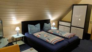 Un pat sau paturi într-o cameră la Hotel Drostenhof garni
