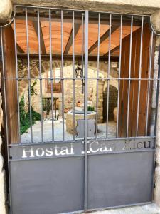drzwi z metalową bramą w budynku w obiekcie Hostal Can Xicu w mieście Capmany