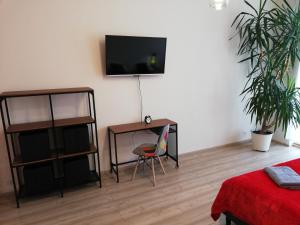 Televízia a/alebo spoločenská miestnosť v ubytovaní Apartament Miarki