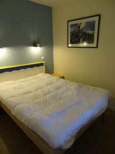 クロゾンにあるCap Morgatのベッドルーム1室(白い大型ベッド1台付)