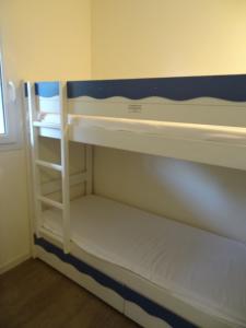 Etagenbett in einem kleinen Zimmer mit Etagenbett in der Unterkunft Cap Morgat in Crozon