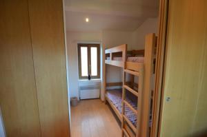 a small room with bunk beds and a window at Ramatuelle Maison de Village in Ramatuelle