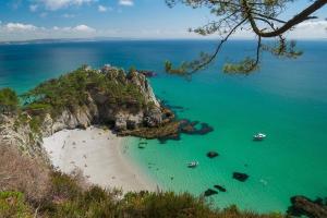 Blick auf einen Strand mit Booten im Wasser in der Unterkunft Cap Morgat in Crozon