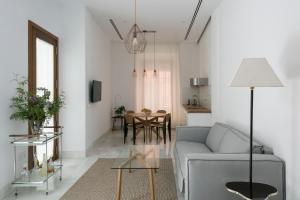 - un salon avec un canapé et une table dans l'établissement La casa del Lagar 10, à Séville