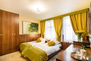 pokój hotelowy z 2 łóżkami i stołem w obiekcie David Boutique Hotel w Krakowie