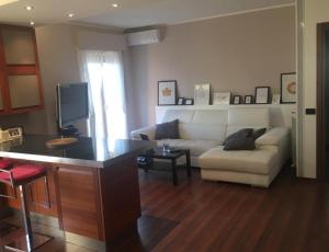 - un salon avec un canapé blanc et une table dans l'établissement apartmentsIT via Verona 16, à Alba Adriatica