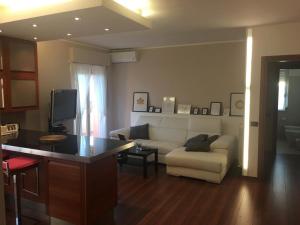 un soggiorno con un divano e un tavolo di apartmentsIT via Verona 16 ad Alba Adriatica