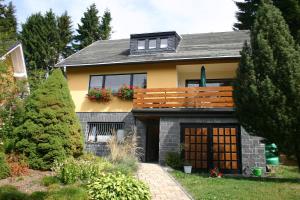 ein Haus mit einer Veranda mit einem Fenster in der Unterkunft Ferienwohnung Trommler in Kurort Oberwiesenthal