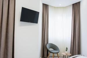 TV i/ili multimedijalni sistem u objektu Grande Plus Apartment Dzungla
