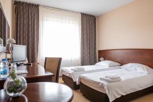 Cama o camas de una habitación en Hotel Rozdroże Nieborów