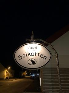 Majutusasutuses Logisolkatten olev sertifikaat, autasu, silt või muu dokument