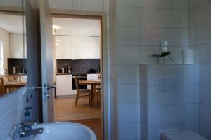 Ένα μπάνιο στο H24ZINGST - Das Ferienhaus +63 φωτογραφίες