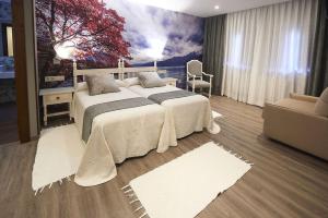 散提亞拿德瑪的住宿－波薩達阿拉切利酒店，一间卧室设有两张床,墙上挂着一幅画