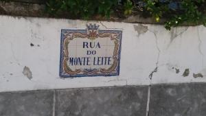 a sign on a wall that says rua do voiceittle at Beach House Cascais in Estoril