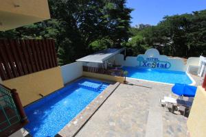 a large swimming pool with a sign that reads hotel ksi stab at Hotel Xestal in Santa Cruz Huatulco
