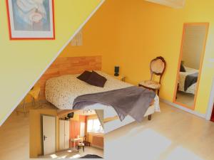 2 fotos de un dormitorio con cama y espejo en Hotel Restaurant Du Kalblin, en Fréland