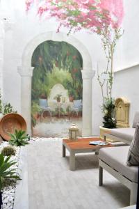 una sala de estar con una pintura en la pared en Graffiti Suites Málaga, en Málaga