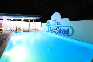 a pool at a hotel krishatal lit up at night at Hotel Xestal in Santa Cruz Huatulco