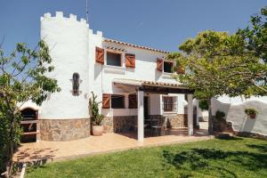 una gran casa blanca con patio en Casa Lola, en Zahora