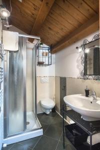 La salle de bains est pourvue d'une douche, d'un lavabo et de toilettes. dans l'établissement Duplex At the entrance to Venice - Autonomous check-in, à Venise