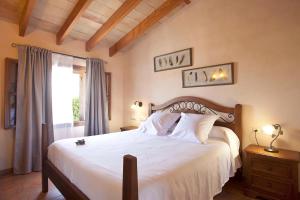 Rúm í herbergi á Agroturismo Es Quatre Cantons