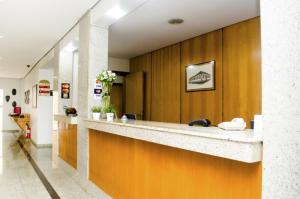 um átrio com um balcão de recepção num edifício em Hotel O Casarão em Araras