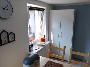 a dining room with a table and a clock on the wall at Apartament w Karkonoszach in Podgórzyn