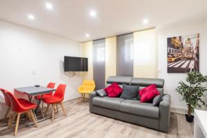 sala de estar con sofá, mesa y sillas en CityCosy Strasbourg - T2 Hirtz Orangerie en Estrasburgo