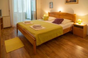 Postel nebo postele na pokoji v ubytování Apartments and Rooms Vinko