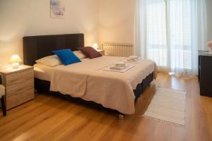 Postel nebo postele na pokoji v ubytování Apartments and Rooms Vinko