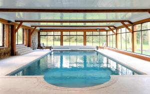 una piscina in una casa con finestre di Manoir de Penn Lann a Paimpol